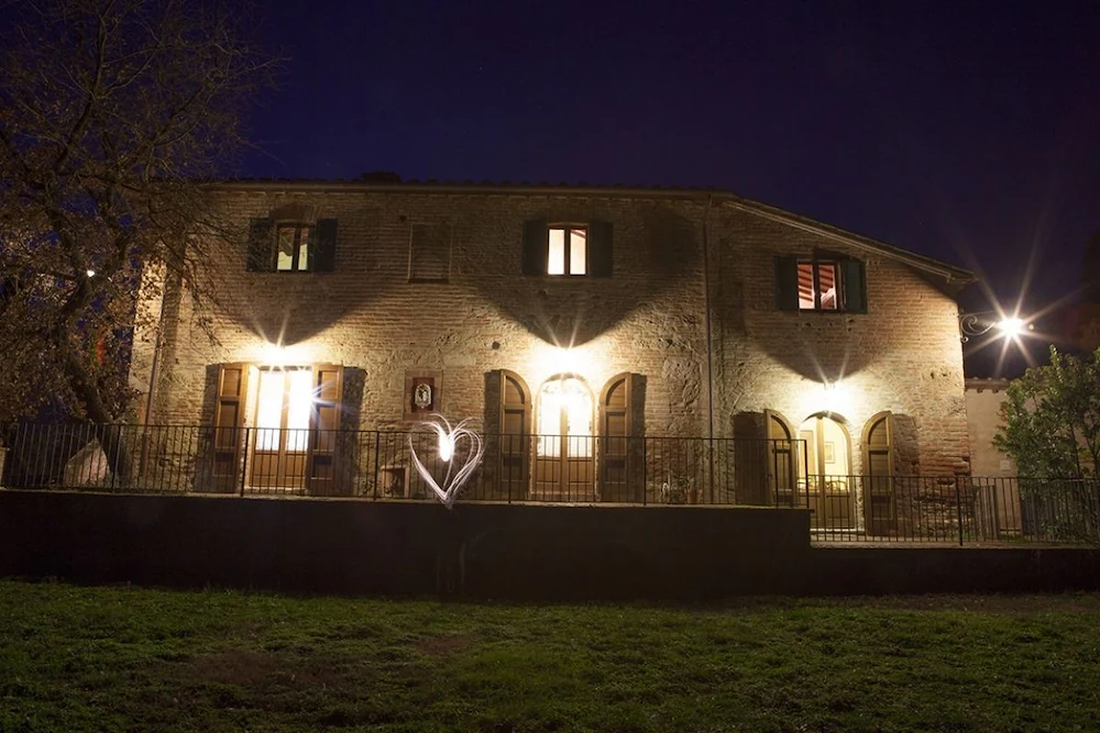  Al-Giardino-Degli-Etruschi, Chiusi , garden at night